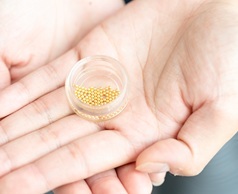日本痩身医学協会で使用する金粒。金属アレルギーの方はパールセラミック粒を使用。固定するテープはバンドエイドよりも通気性がよいので敏感肌の方でも始めやすい。まずは、お試し体験で確認して